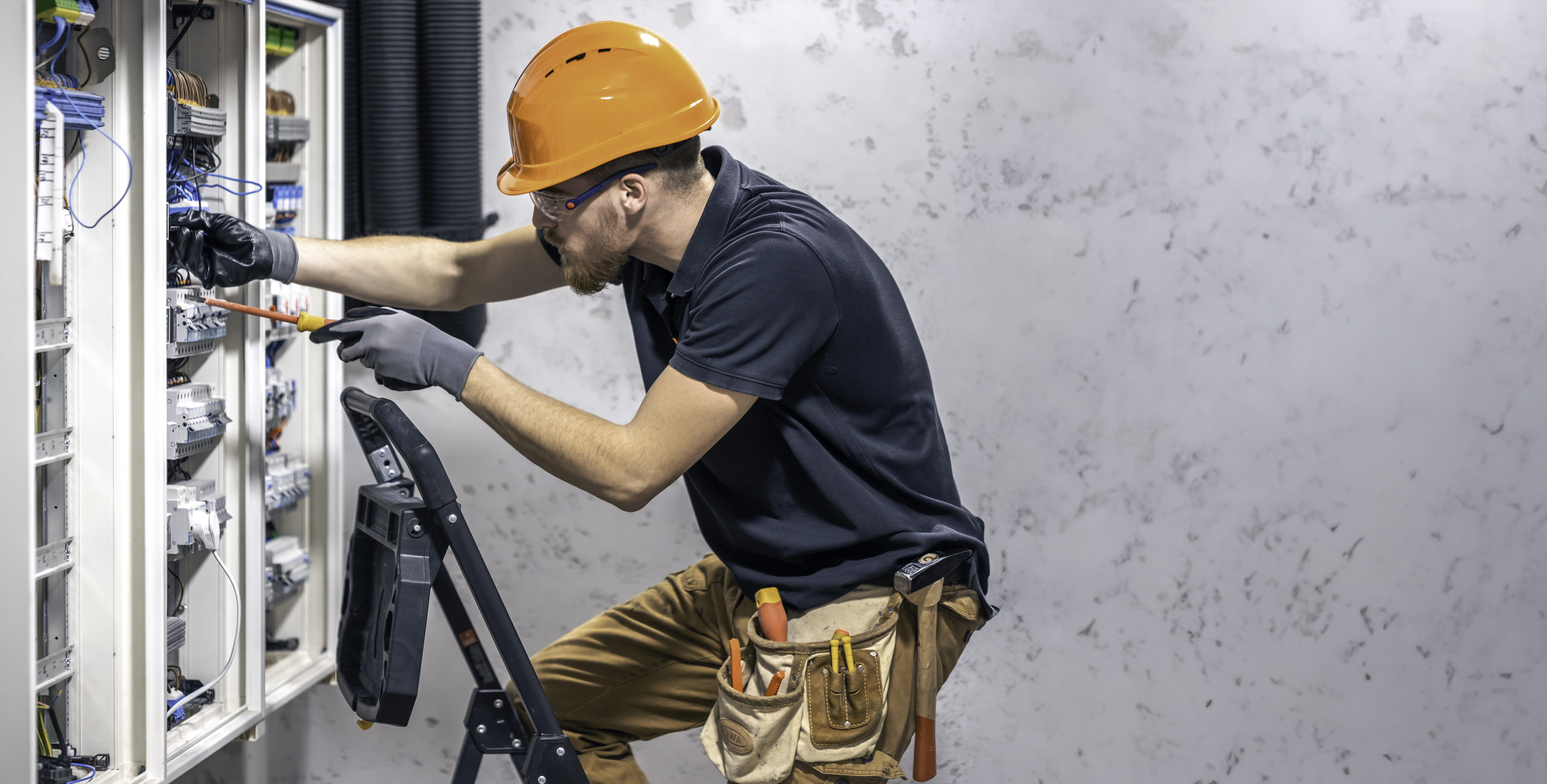 Schimbare tablou electric într-o garsonieră modernă